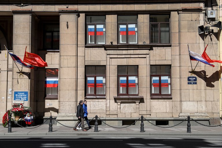 Lee más sobre el artículo Rusia condenó a un estudiante a seis años de prisión por romper la ventana de la sede del partido de Putin