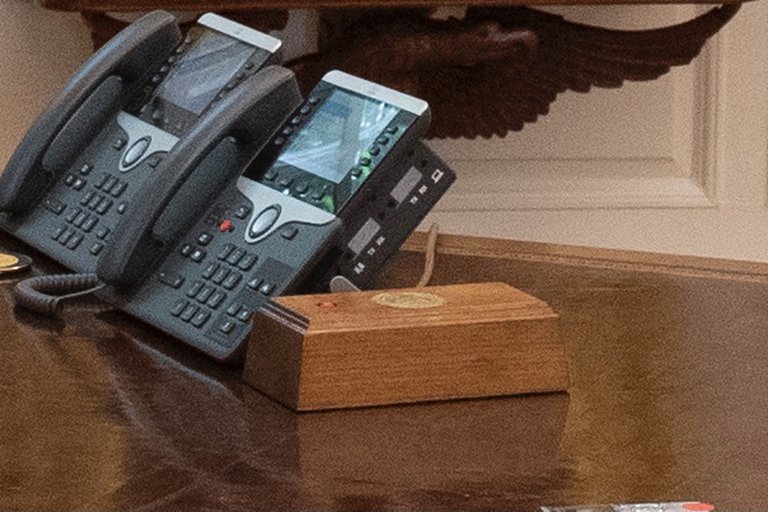 Lee más sobre el artículo Biden mandó a eliminar un “botón rojo” que Trump instaló en el escritorio de la Oficina Oval para pedir gaseosas