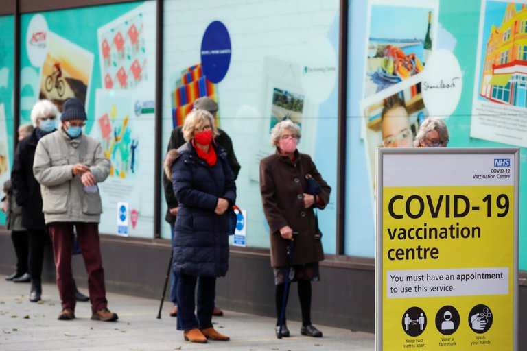 Lee más sobre el artículo “Inmunidad imperfecta”: qué puede ocurrir si se retrasa la segunda dosis de la vacuna del COVID-19