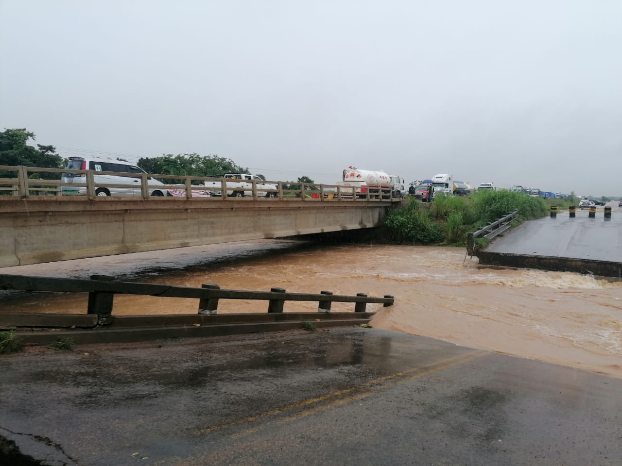 Lee más sobre el artículo Lluvias dejan semiaislada a Santa Cruz