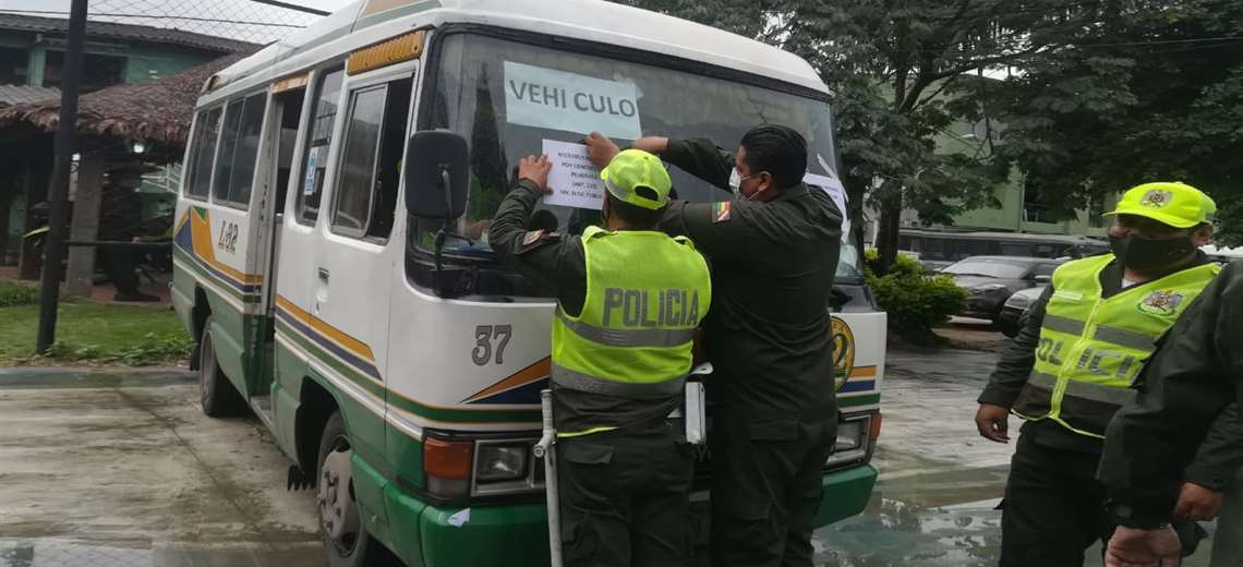 Lee más sobre el artículo Retienen el micro que transportaba a un hombre pinchador de llantas, que puso en riesgo a pasajeros