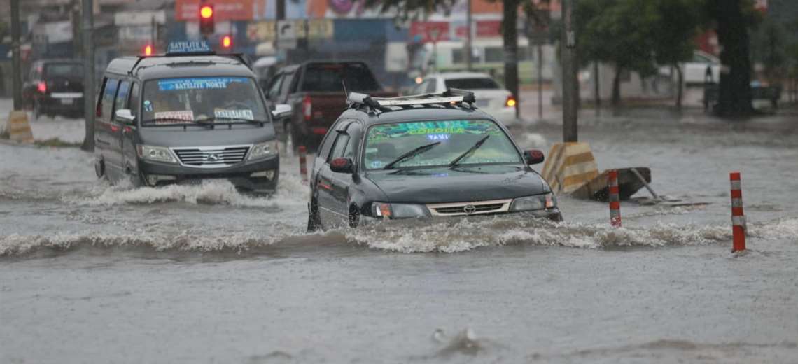 Lee más sobre el artículo Lluvias tumban dos árboles e inundan barrios en Santa Cruz de la Sierra