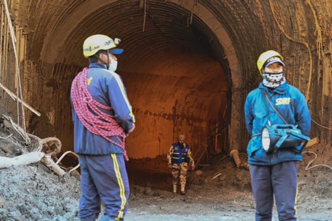 Lee más sobre el artículo Lucha desesperada en India para salvar a las personas atrapadas en un túnel