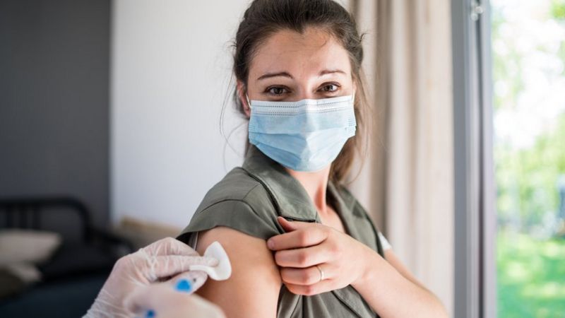 Lee más sobre el artículo Vacunas contra la covid-19: ¿es posible contraer el coronavirus y contagiar a otros después de vacunarse?