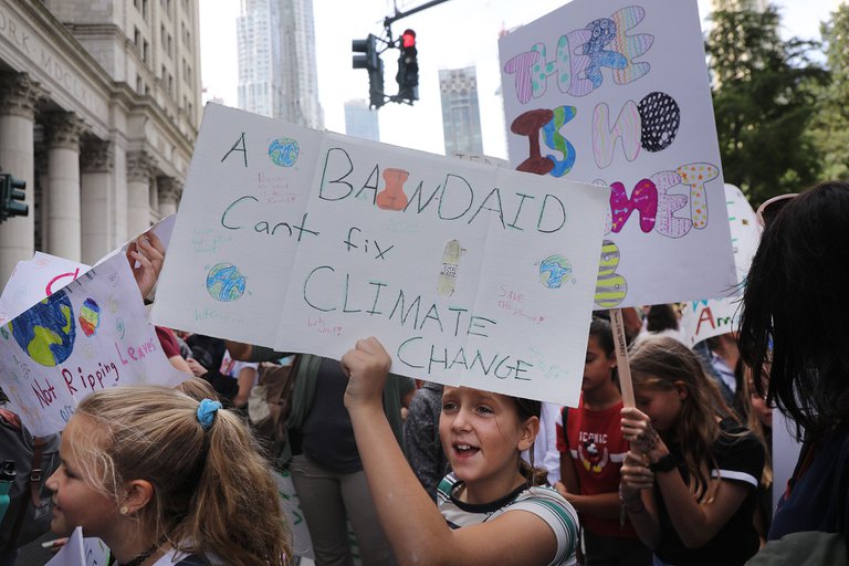 Lee más sobre el artículo El 67% de los jóvenes entre 18 y 23 años se siente amenazado por el cambio climático