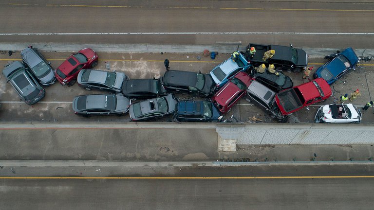 Lee más sobre el artículo Enorme accidente con casi 100 autos en una autopista congelada de Texas: al menos 5 muertos y decenas de heridos