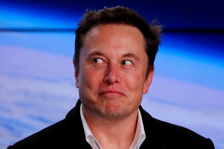 Lee más sobre el artículo Elon Musk prometió duplicar la velocidad de internet satelital este año