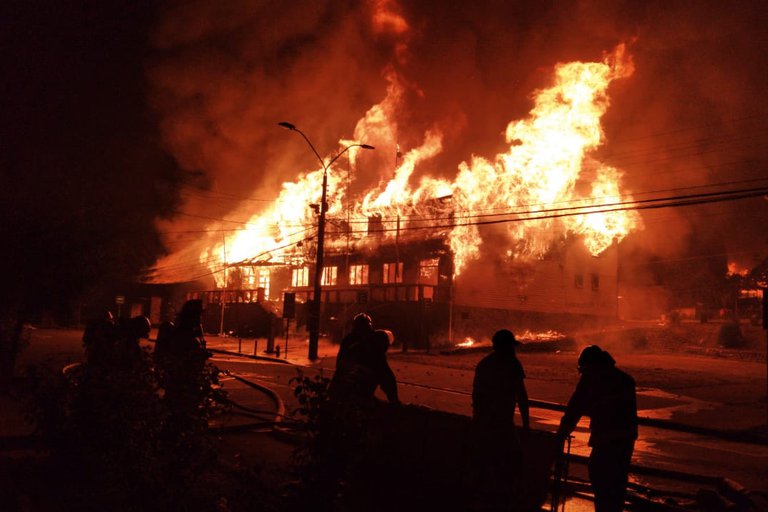 Lee más sobre el artículo Incendiaron una municipalidad en Chile en las protestas por el asesinato de un malabarista a manos de la policía