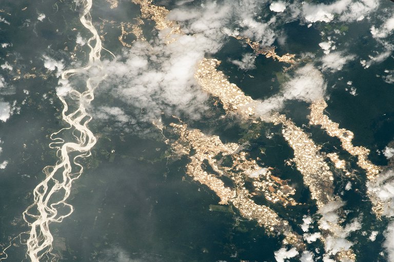 Lee más sobre el artículo La impactante imagen de los “ríos de oro” en Perú