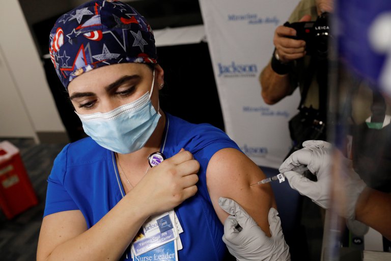 Lee más sobre el artículo Por qué tantos trabajadores de la salud se niegan a recibir la vacuna contra el coronavirus