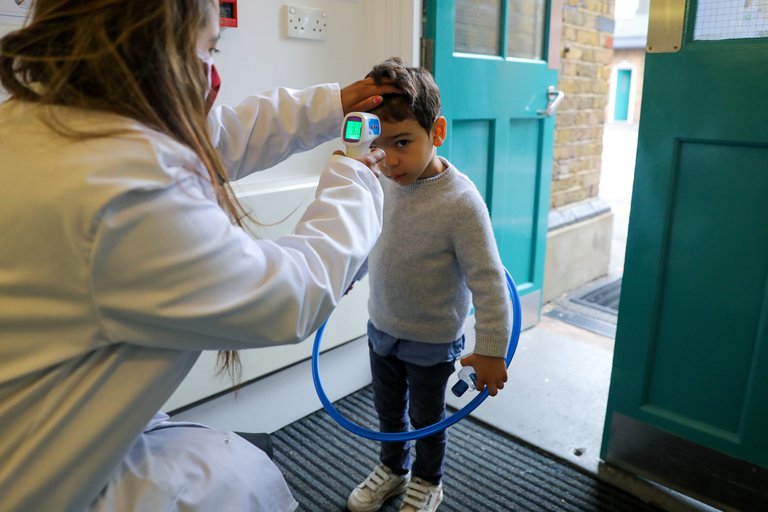 Lee más sobre el artículo Reino Unido: hasta 100 niños hospitalizados por semana por una extraña enfermedad que emerge tras recuperarse del COVID-19