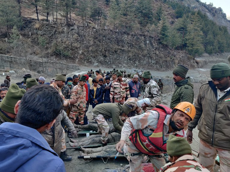 Lee más sobre el artículo Tragedia en la India: continúan la búsqueda de unos 150 desaparecidos tras la ruptura de un glaciar