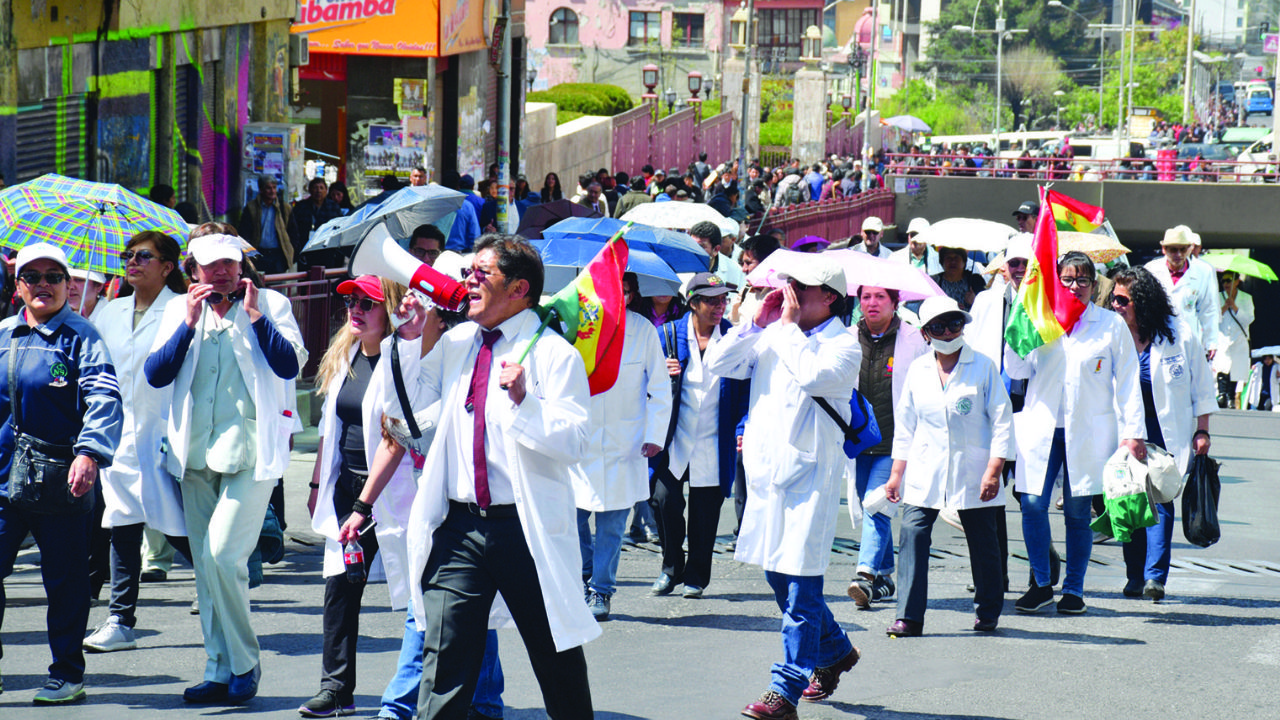 Lee más sobre el artículo Médicos inician paro nacional en rechazo a la Ley de Emergencia Sanitaria