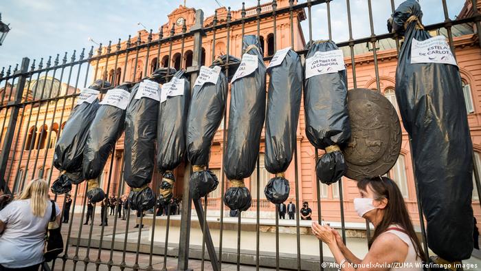 Lee más sobre el artículo Argentina: repudio a la exhibición de bolsas mortuorias en protesta