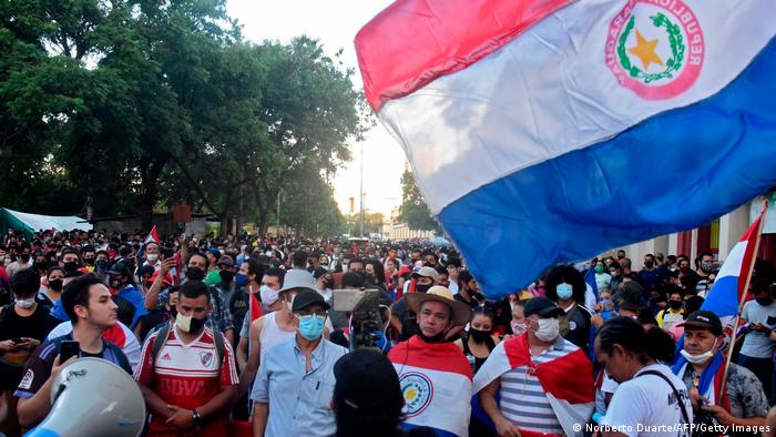 Lee más sobre el artículo Paraguay: Policía dispersa con gases protesta contra Mario Abdo Benítez