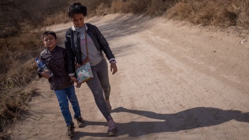 Lee más sobre el artículo Qué hace EE. UU. con el “abrumador” número de niños que están cruzando solos la frontera