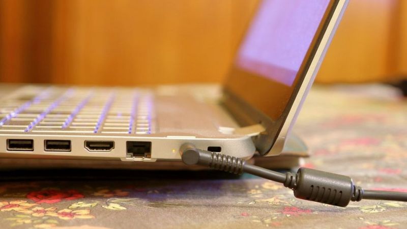 Lee más sobre el artículo ¿Es mejor tener la laptop enchufada todo el tiempo o usar la batería? Esto dicen los expertos