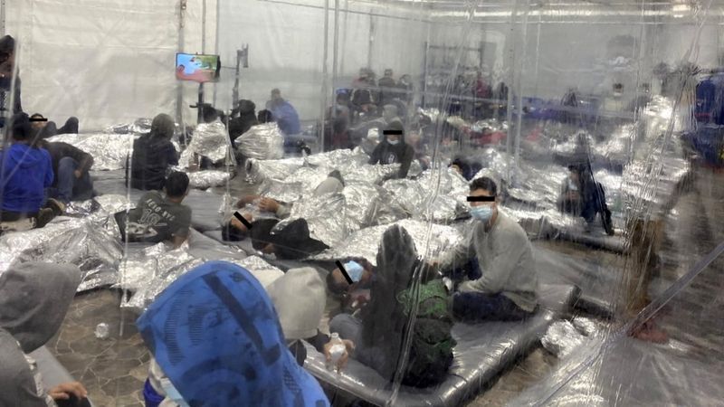 Lee más sobre el artículo Niños migrantes: las impactantes primeras imágenes de los centros de detención de menores en EE. UU. durante el gobierno de Biden