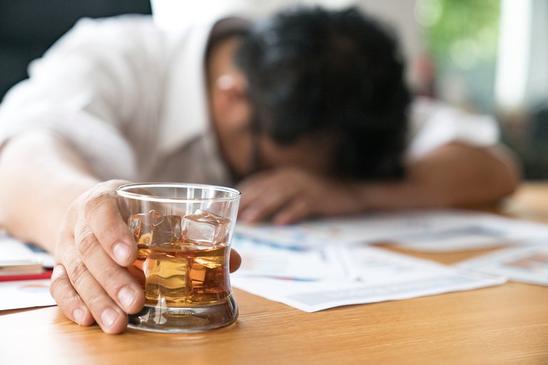 Lee más sobre el artículo Cómo es Alcarelle, la bebida que promete remplazar al alcohol con una borrachera sana y sin resaca