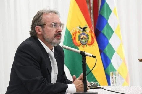 Lee más sobre el artículo Richter ahora afirma que hubo «golpe» con rótulo de «sucesión»