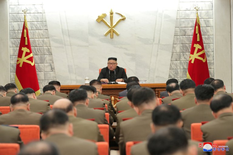 Lee más sobre el artículo Kim Jong-un ordenó fusilar a cuatro personas por traficar películas y música de Corea del Sur