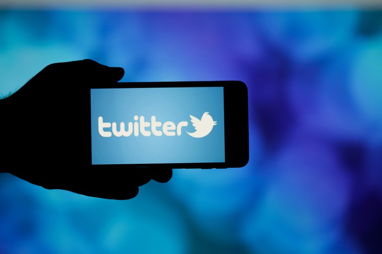 Lee más sobre el artículo Twitter cumplió 15 años y se filtró una novedad muy esperada: el botón de deshacer tuits