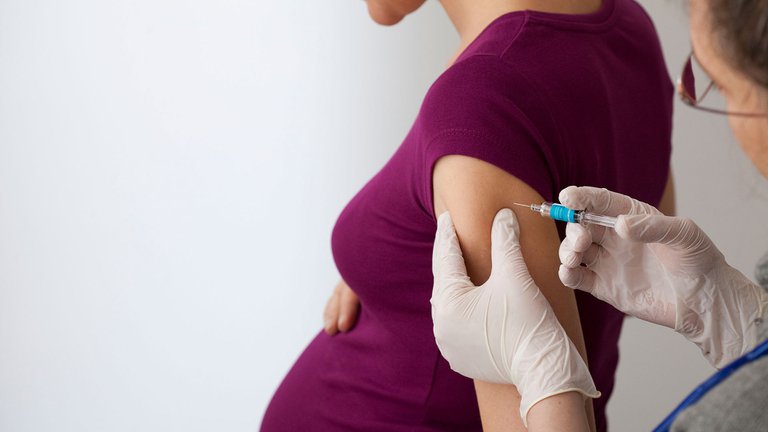 Lee más sobre el artículo Las mujeres embarazadas o lactantes que recibieron vacunas de Pfizer y Moderna contra el COVID-19 transmitieron anticuerpos a sus bebés