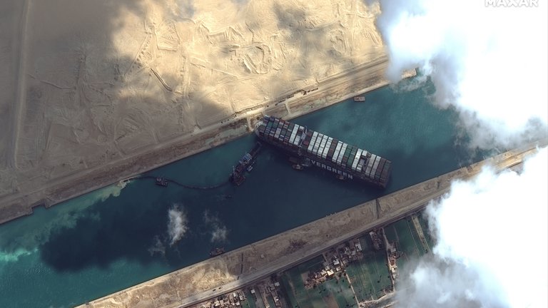 Lee más sobre el artículo Café, papel higiénico y gasolina: cuáles son los productos que pronto escasearán en el mundo por el bloqueo del buque Ever Given en el Canal de Suez