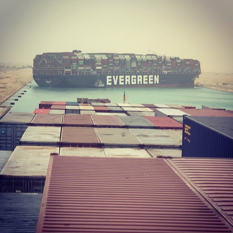 Lee más sobre el artículo El gigantesco buque mercante que encalló en el canal de Suez y que pone en aprietos al comercio mundial
