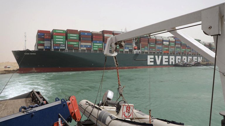 Lee más sobre el artículo La empresa dueña del buque que bloquea el Canal de Suez dijo que enfrenta “dificultades extremas” para desencallarlo