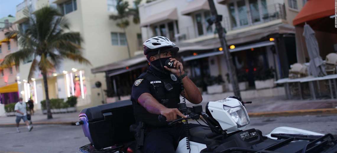 Lee más sobre el artículo Hay toque de queda en Miami Beach por incontrolable multitud de turistas