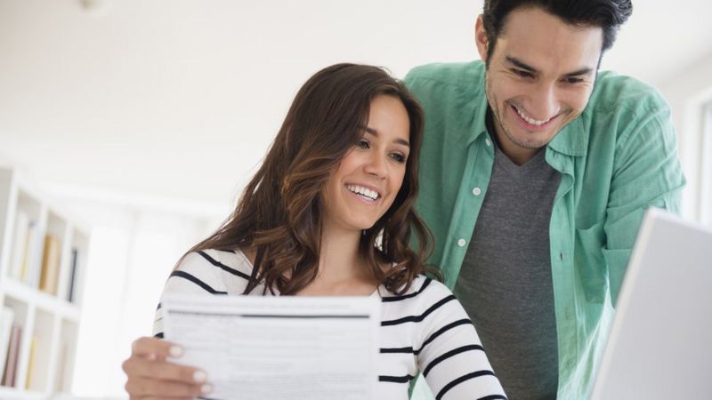 Lee más sobre el artículo Cuál es la mejor manera de organizar las finanzas en pareja (y cuáles son las ventajas y desventajas de tener una misma cuenta bancaria)