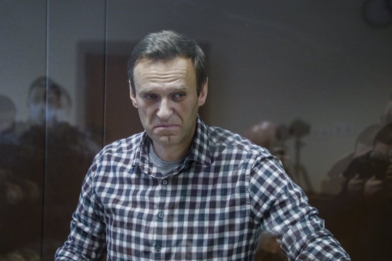 Lee más sobre el artículo Autoridades penitenciarias rusas trasladaron a Alexei Navalny a un hospital y le dieron vitaminas en el día 20 de su huelga de hambre