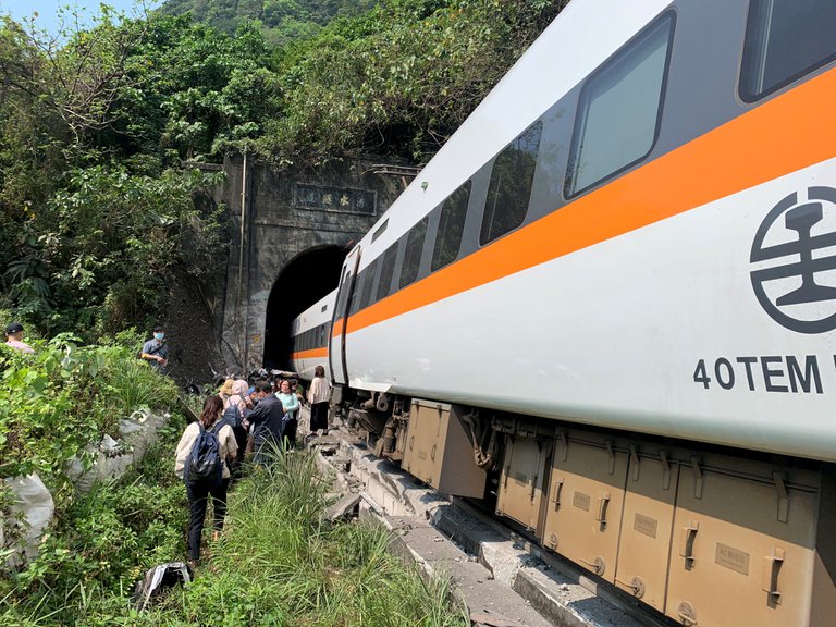 Lee más sobre el artículo Tragedia en Taiwán: al menos 51 muertos tras el descarrilamiento de un tren dentro de un túnel