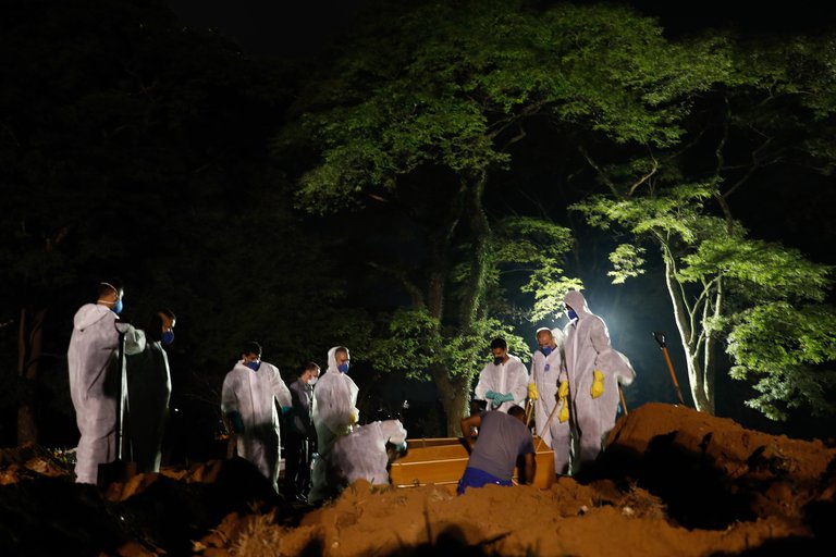 Lee más sobre el artículo La ciudad de San Pablo exhumó cuerpos de viejas tumbas para hacer espacio en cementerios a los muertos por COVID-19