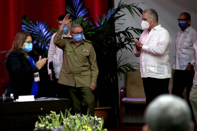 Lee más sobre el artículo Raúl Castro anunció su retiro como jefe del Partido Comunista de Cuba y propuso un “diálogo respetuoso” con Estados Unidos