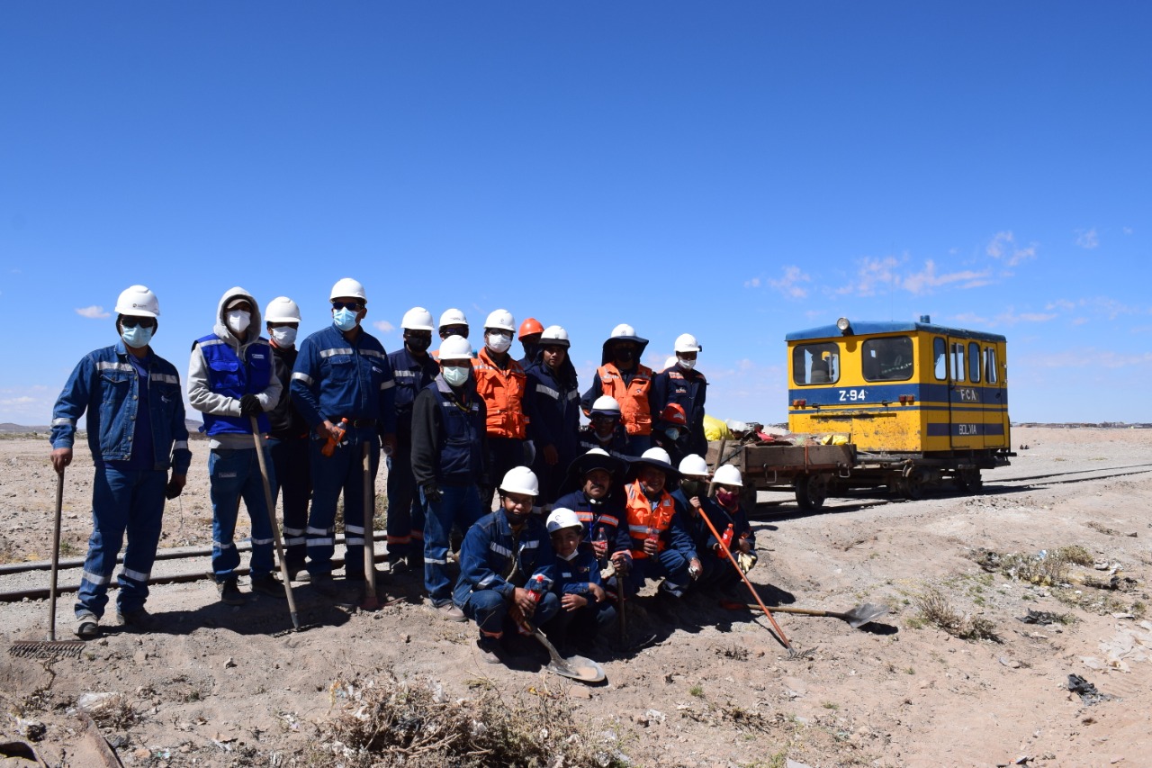 Lee más sobre el artículo Ferroviaria Andina seguirá apoyando la limpieza de Uyuni y del lago Uru Uru