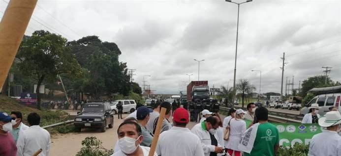 Lee más sobre el artículo Salubristas bloquean la ruta al norte para exigir abrogación de la Ley de Emergencia Sanitaria