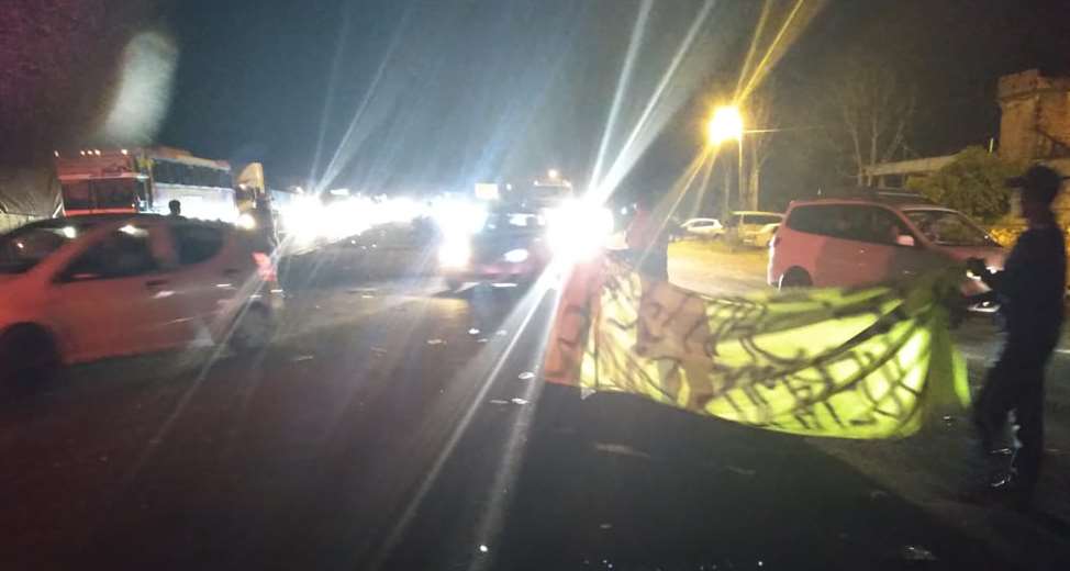 Lee más sobre el artículo Vecinos de San Germán mantienen bloqueada la carretera Santa Cruz – Cochabamba