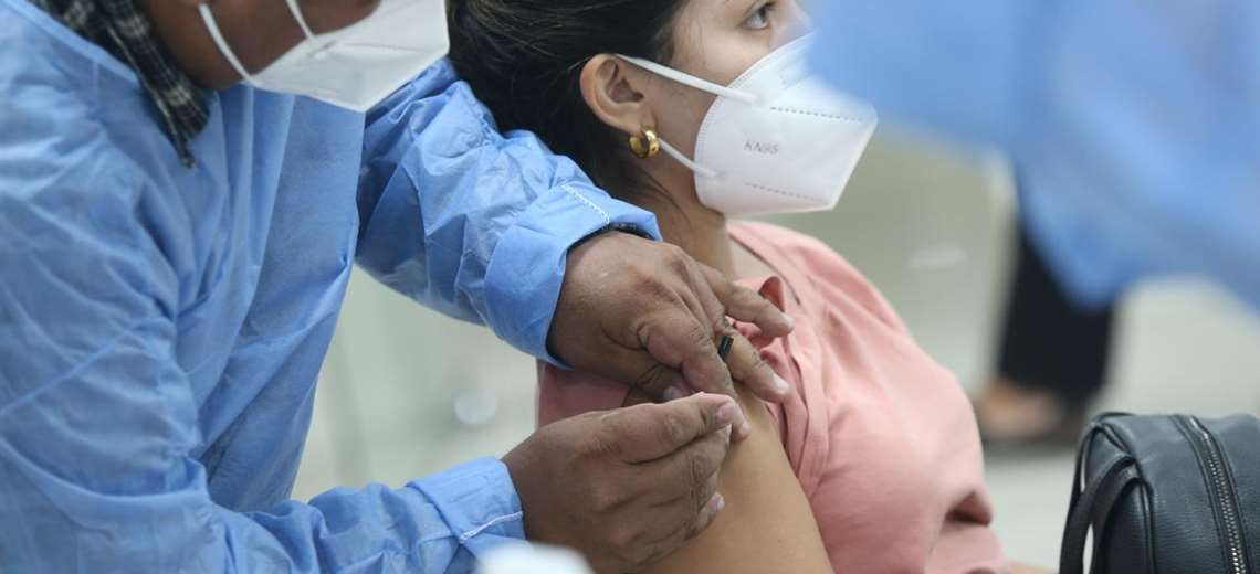 Lee más sobre el artículo Tarija y Santa Cruz comienzan con tropiezos la vacunación a mayores de 18 años por falta de dosis