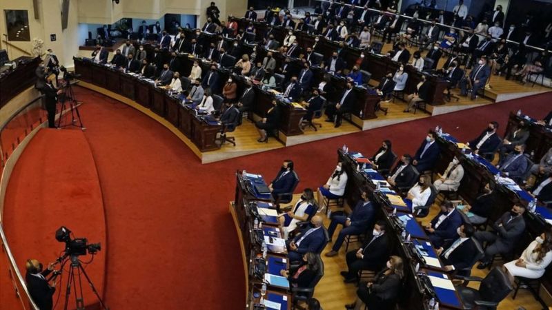 Lee más sobre el artículo El Salvador: la nueva Asamblea Legislativa, afín a Bukele, destituye a los jueces del Constitucional y al fiscal general