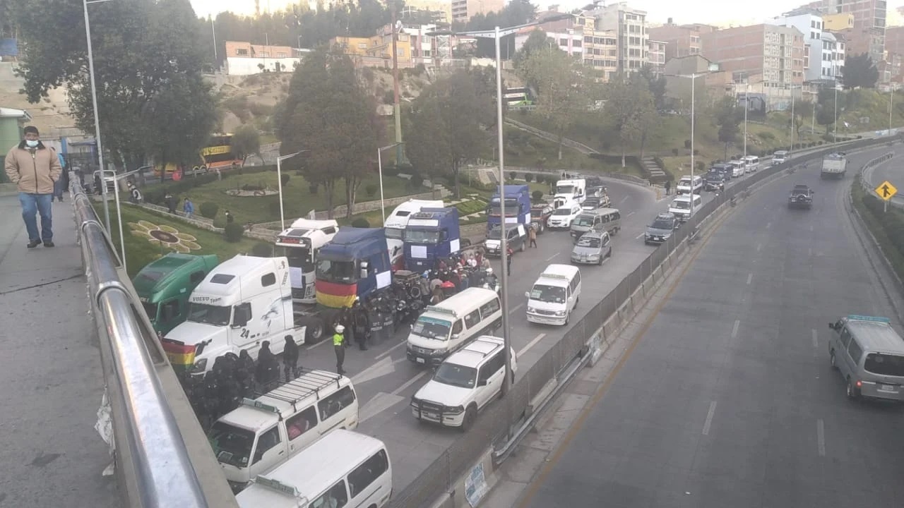 Lee más sobre el artículo Transportistas bloquean ingreso el centro por reactivación del tren Arica-La Paz