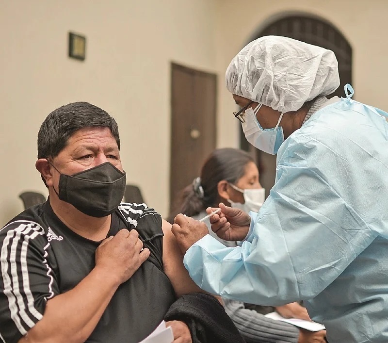 Lee más sobre el artículo Bolivia vacunó al 14% de su población, expertos piden 2 medidas para acelerar