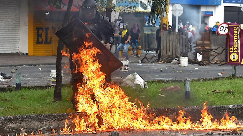 Lee más sobre el artículo Colombia: noche de caos en Bogotá termina con incendio de puestos policiales