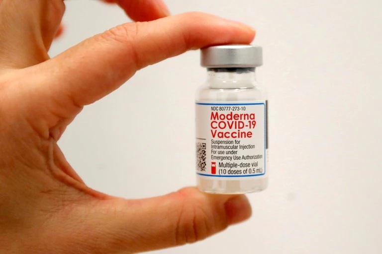 Lee más sobre el artículo Moderna reveló que será necesaria una tercera dosis de su vacuna contra el COVID-19