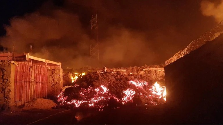 Lee más sobre el artículo Aumentan a más de 30 las víctimas de la erupción del volcán Nyiragongo: murieron asfixiados por el humo o calcinados por la lava