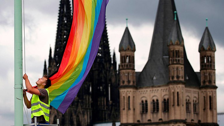 Lee más sobre el artículo Alemania: sacerdotes católicos desafían al papa Francisco con una masiva ceremonia de bendición de parejas del mismo sexo