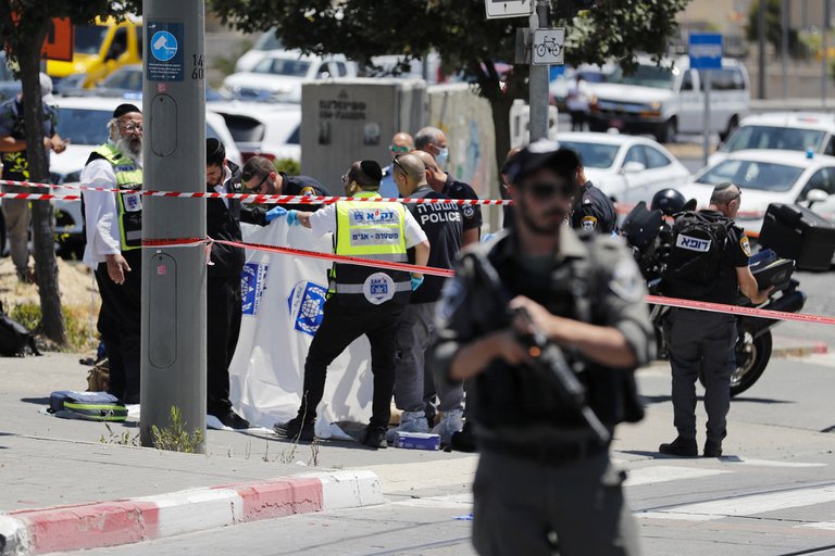Lee más sobre el artículo Ataque terrorista en Jerusalén: apuñalaron a un civil y a un soldado israelí