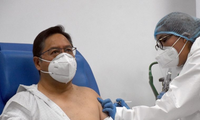 Lee más sobre el artículo Presidente de Bolivia recibe primera dosis de la vacuna contra el coronavirus
