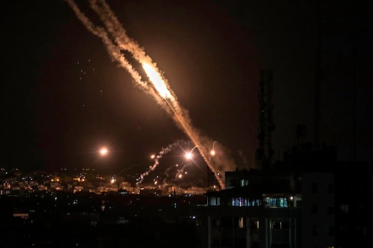 Lee más sobre el artículo Israel lanzó un intenso ataque aéreo contra el grupo terrorista Hamas en la Franja de Gaza y destruyó su sistema de túneles